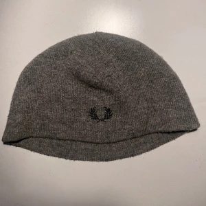 Mössa - Tja, säljer en sällsynt Fred Perry mössa vid värde av 500kr! Mitt pris är 170. Har aldrig kom till användning! 
