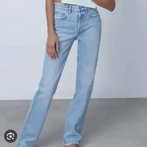 Säljer mina skit snygga mid waist jeans från Zara då de tyvärr inte kommer till användning. De är köpta här på plick och i rätt så bra skick.💕
