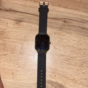 Amizfit A1914 smart klocka - Säljer en amizfit smartklocka.  Modellen är A1914 Använd en få tal gånger och inget fel med den.  Nypris: 1200kr Mitt pris: 550kr  Skriv ifall du har någon fråga.   Finns i Göteborg