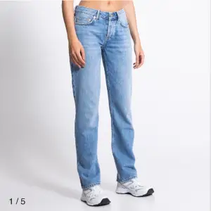 Säljer dessa superfina jeansen från lager 157💕 Säljer då de inte kommer till så mycket användning längre💗 Jeansen modell är icon och de passar mig bra i längd som är 167 men passar även folk som är lite längre/kortare💗De är raka i modelle och low/midwaist