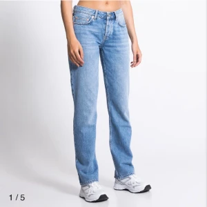 Icon jeans lager 157 - Säljer dessa superfina jeansen från lager 157💕 Säljer då de inte kommer till så mycket användning längre💗 Jeansen modell är icon och de passar mig bra i längd som är 167 men passar även folk som är lite längre/kortare💗De är raka i modelle och low/midwaist