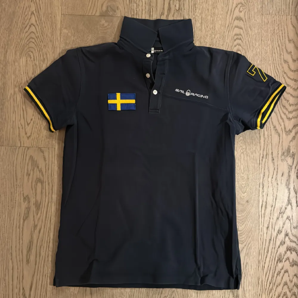Med svensk flagga och massa flaggor ryggen. T-shirts.