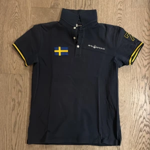 Sail racing Pikétröja  - Med svensk flagga och massa flaggor ryggen