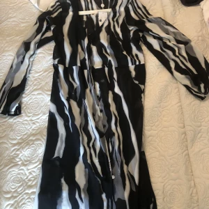 Klänning  - Vet inte var den är ifrån,