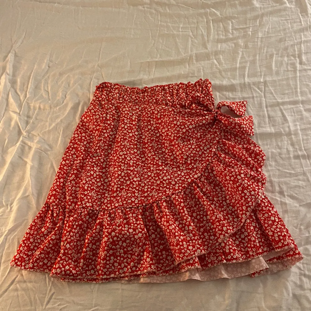 Säljer denna röda kjol från shein, använd fåtal gånger där av inga defekter🩷. Kjolar.