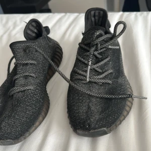 Yezzy 350 - Säljer yezzy 350 för ett bra pris är storlek 40 men är små i storleken 