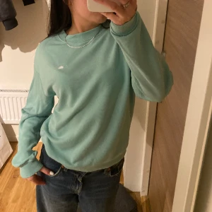 Tröja - Superfin mintgrönturkos sweatshirt, sparsamt använd. Inga defekter, jättebra skick🩵