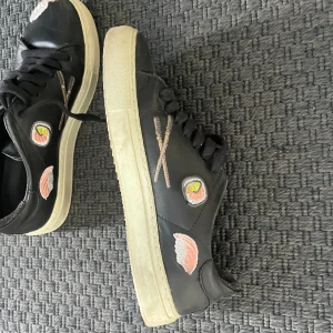 AXEL ARIGATO SKOR - Axel arigato skor med sushi-motiv på. Limited edition, finns inte längre! Storlek 37. Sparsamt använda och inköpta på Arigatos egna hemsida, nypris 2500kr🩷🩷