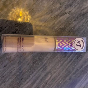 tarte shape tape concealer  -  Färg: 27H light-medium honey Aldrig använd eller öppnad !  NYPRIS: 389kr ( råkade köpa 2, använt 1 älskar den personligen ) 