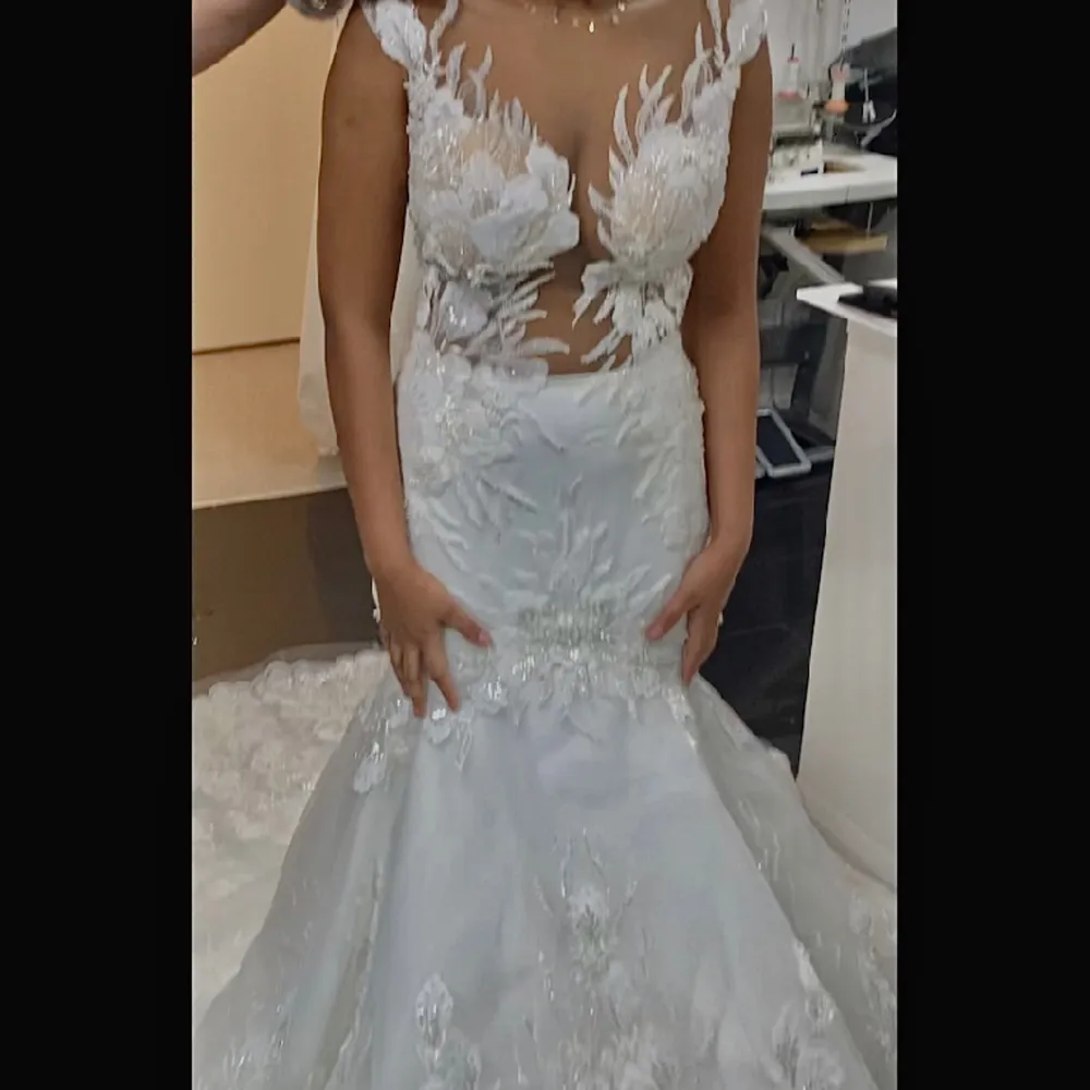 Hjälper min syster att sälja denna oanvända bröllops klänningen. Säljs för att den inte passade längre i storlek när det var dags för bröllopet och det gick ej att returera den. . Klänningar.