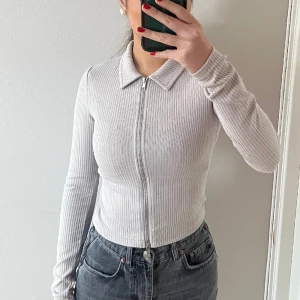 Beige ziptröja med krage  - Beige zip tröja med krage från H&M i storlek XS. Knappt använd🫶🏽