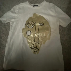 T-shirt  - Jätte fin T-shirt från Zara som jag inte får användning av💞