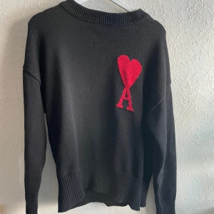 Ami paris - Tjo, säljer nu denna extremt snygga Ami paris tröja då den inte används mycket mer längre  Skicket är fint  Har ej kvitto  