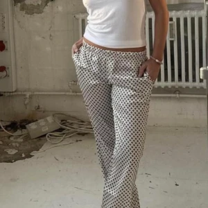 Satin byxor, lågmidjade - Säljer dessa skitsnygga satin byxor från design by si. De är i storlek L men jättesmå i storleken,är oftast M i byxor. Säljer då frakten tillbaka var väldigt dyr och pga att de är för små. Dessa byxor passar någon med storlek S. Helt nya! 