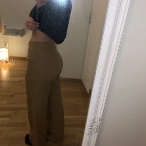 Bruna kostymbyxor - Ganska gammal modell, ingen aning vart de är köpta men dom är precis som nya. Storlek 38, jag är ca 158 lång och när vanligtvis xs-s på mina kläder, dessa är lite stora för mig, därav vill jag sälja vidare dom.