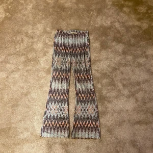 Utsvängda byxor  - Utsvängda tights med rosa, ljusblått och grått sicksack mönster på🩷🩵🩶 