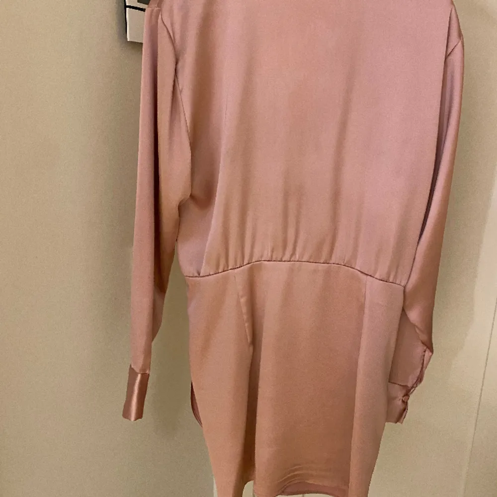 Super fin pastellrosa klänning i silke i fint skick från Zara i storlek L.. Klänningar.