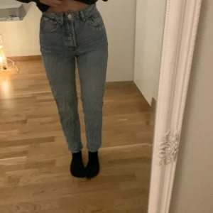 Jeans - Jeans som legat i min garderob i flera år, vill bara bli av med dom. Köpta på hm tror jag, storlek Xs.