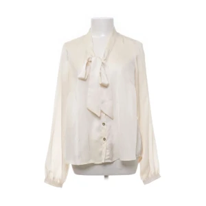 Knytblus  - Beige/rosa knytblus ifrån Gina Tricot i så Nice material, älskar denna men kommer Tyvär inte så ofta till användning 