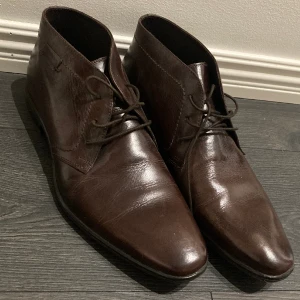 Kostymskor finskor  - Kostymskor/finskor i bra skick från  Pier One. Använda en gång men har fått lite små märken av andra skor i garderoben. 