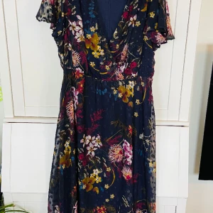 Fin blommig långklänning  - Mycket fint skick!