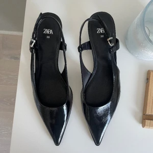 Låga klackar från ZARA - Oanvända, bekväma, supersnygga klackar! Råkade köpa en storlek för stora (är mellan 37-38) och klippte, såklart, lappen. Så nu säljer jag dessa i storlek 38!