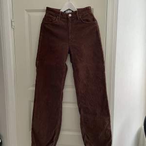 Bruna, vida Manchester jeans från ZARA stl 38. Beninnerlängd  ca 82 cm, midjan ca 35 cm om man mäter från sida till sida. Benvidd 25 cm rakt över. Se mina övriga annonser, säljer billigt i fint skick eller oanvända plagg. 
