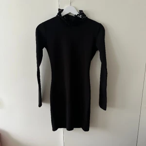 Klänning med spets  - Använd nån gång bara 