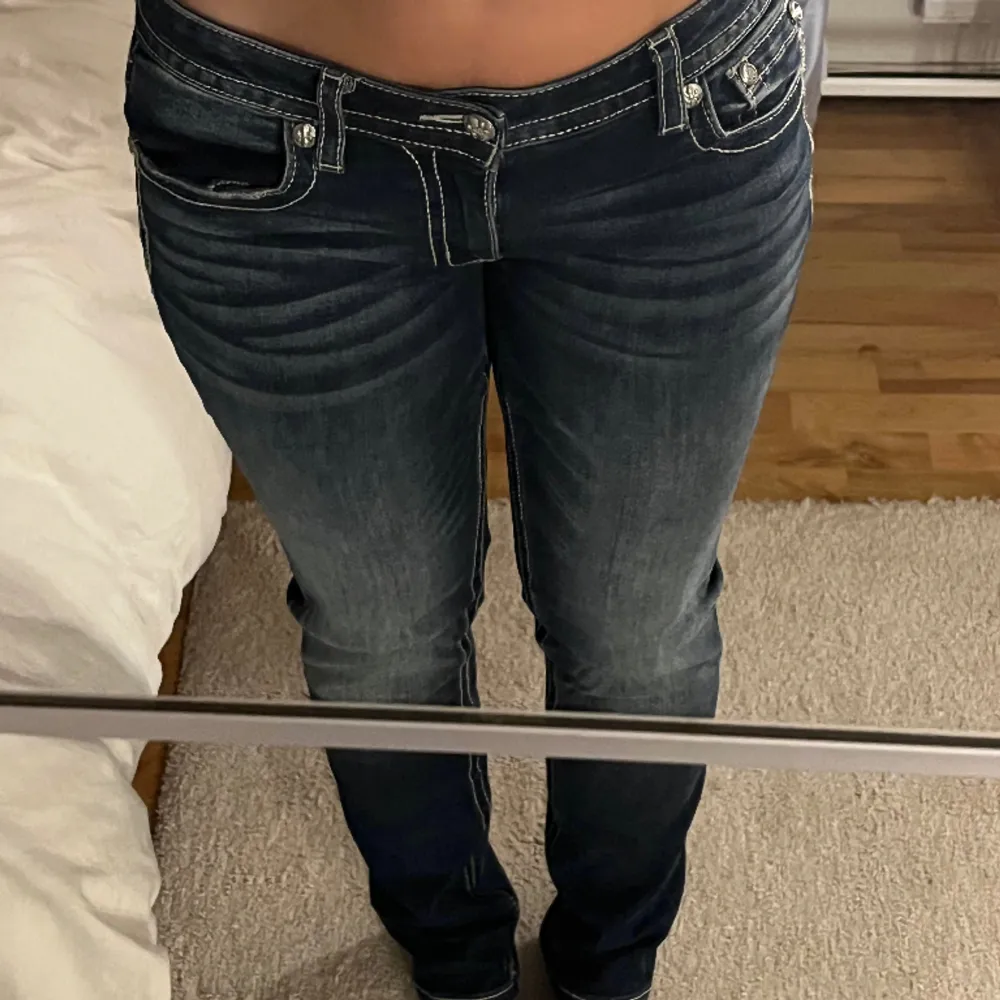 SUPERSNYGGA lågmidjade straight miss me jeans. Sitter supersnyggt på och nästan helt oanvända. (Jag är 170 o de passar super, passar upp till 173 och kortare såklart) Midjemått:80 cm. Jeans & Byxor.