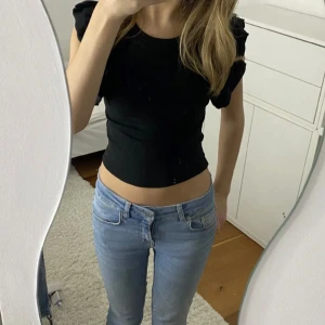 Svart slutsåld volangtopp från Zara 💕 - Nu säljer jag denna slutsålda volangtopp från Zara 🤍 Den är i storlek S, men skulle säga att den passar XS bättre, då den är liten i storleken (LÅNAD BILD) 