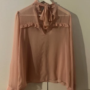 Blus med knytning  - Säljer denna super fina blus med knytning upptill💞💞 den är ganska genomskinlig men det är bara att ha ett matchande tunt linne under om man vill🥰