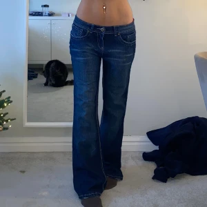 Lågmidjade bootcut jeans  - Lågmidjade bootcut jeans. Midjemått: 82cm innerbensmått: 77cm. Jag är ca 167cm.