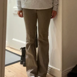 Low waist jeans - Jätte snygga lågmidjade byxor som tyvärr är för små för mig. Dom är lite grå gröna i färgen😊❤️