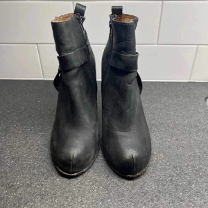 Klackskor  - Klackskor som är välanvända. Finns skavanker som syns på bilderna. Storlek 39