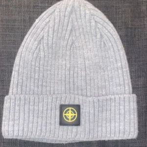 Mössa  - En grå mössa, perfekt att ha ni till vintern. Skriv för frågor eller mer bilder 