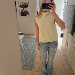 Stickad tröja  - Säljer nu denna oanvända stickad tröjan från zara som är sååå snygg men kommer ej till användning 