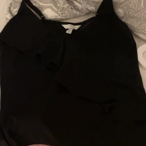 Tröja - Säljer ett as fint linne från hm som är populärt. Helt i nyskick och använd 1-2 gånger. Strl s köpt för 180 o säljer för 100