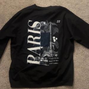 Sweatshirt  - Vanlig fin sweatshirt från boohoo, jätte fin men min bror tycker inte om hur den sitter på han. Storlek M/L 😁