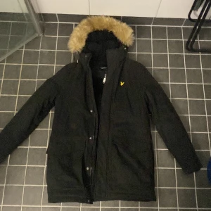 Lyle&Scott Vinter Jacka - Säljer denna varma snygga Lyle&Scott jackan som är i perfekt nyskick! Perfekt till vintern. Köpt för 1299kr och har använts fåtal gånger. Storleken är S och är du intresserad, osäker på storleken eller har andra frågor så är det bara att höra av sig!
