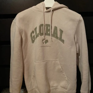 H&M hoodie  - HM hoodie i storlek S Använd 2 gånger tvättad 1 gång  Skriv gärna om ni har någon fråga!! 