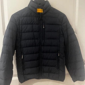 Parajumper - Blå parajumper dunjacka. Storlek 164-170. Passar mig som oftast bär storlek S. Kvitto finns 