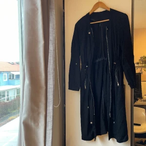 Kappa - Tunn kappa/vårjacka. Dragkedjefickor, snöre att dra åt midjan och knappar att vika upp ärmarna🫶🏼