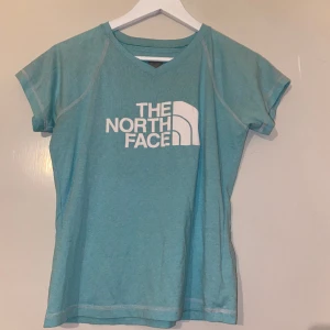 the north face tshirt - Säljer pågrund av att jag har rensat i min garderob. Bra kvalitet. Rökfritt hushåll men hund och katt finns i huset<3 Skriv innan du köper gärna. Skickar med nått litet extra😉