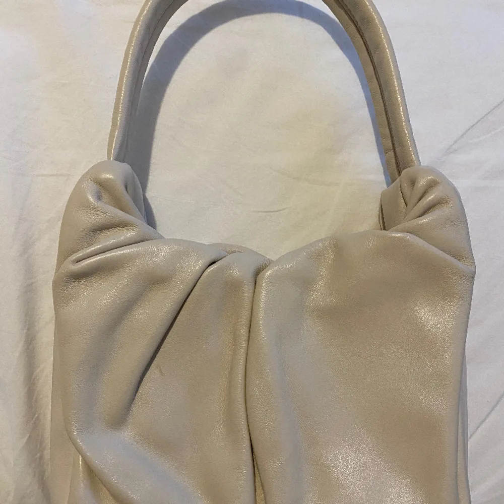 Felix shoulder bag Sedd på Bella Hadid Köpt för ca 3 000 kr på Zalando Säljes för 900 kr  Använd ca 10 gr, väldigt bra skick!  Medföljer dust bag. Made in United States Composition Outer: Leather 100% Lining: Suede 100% Färg: Cream. Väskor.