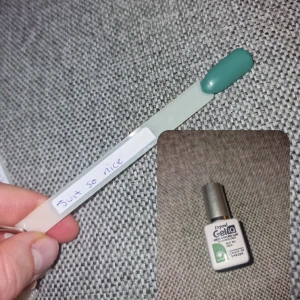 Gelpolish  - Helt ny och oöppnad, målat med min egna svarta färg för att visa🥰