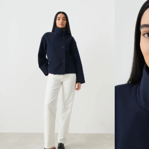 Mörkblå kort kappa gina tricot - Säljer min mörkblåa korta kappa från Gina då den inte kommer till användning, använt 1 gång 🖤ord pris 599kr storlek s 