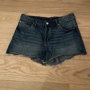 Lågmidjade jeanshorts från HM! Används inte längre:) 