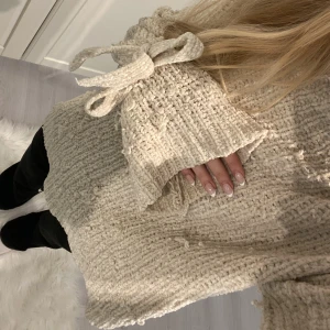 Stickad tröja  - Super mysig beige stickad tröja❤️‍🔥strl S men sitter oversized