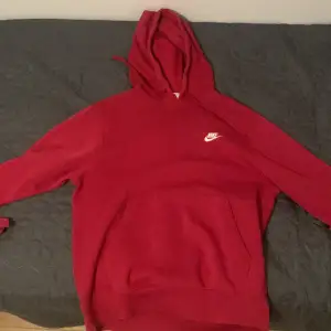 Röd Nike hoodie från Zalando. Perfekt kondition 