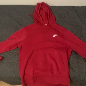 Nike Hoodie - Röd Nike hoodie från Zalando. Perfekt kondition 